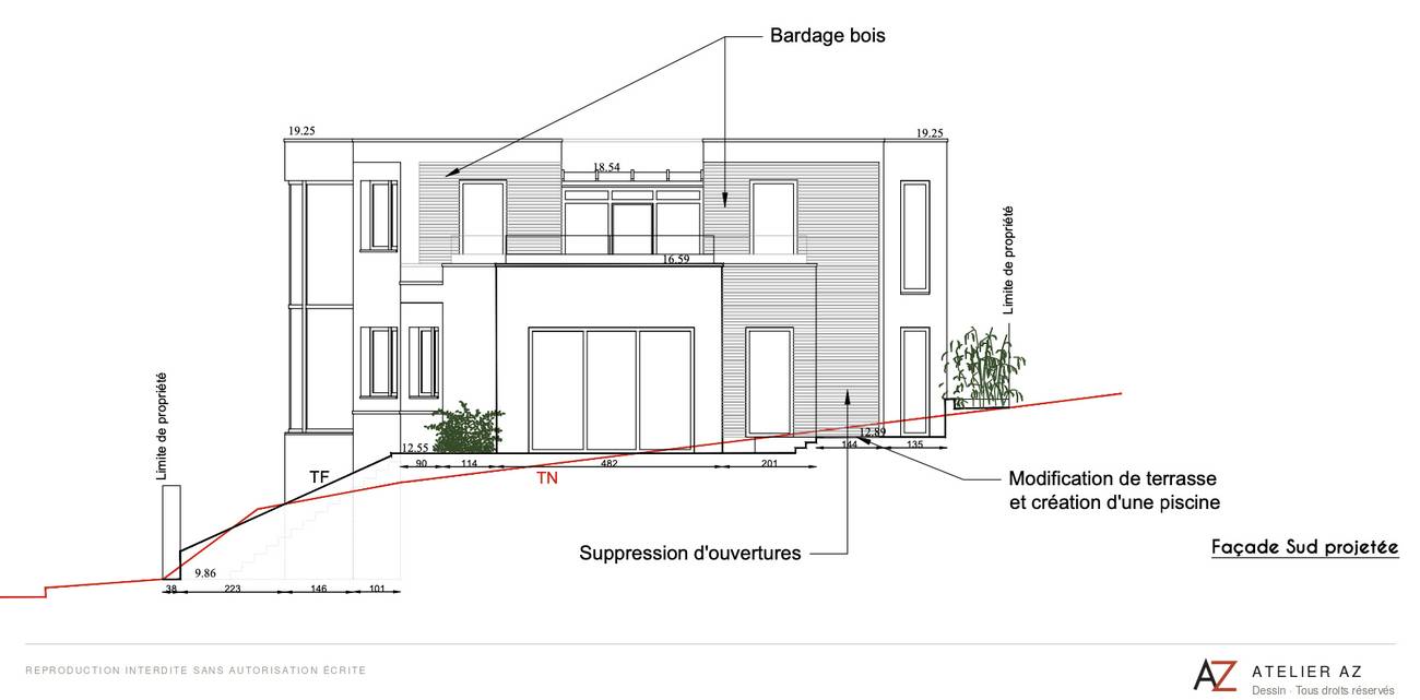 Façade sud projetée du même projet : terrain naturel en rouge sous le terrain fini, limites de propriété cotées, bardage bois, suppression d'ouvertures.